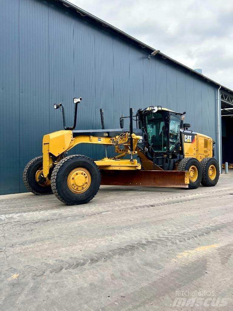 CAT 140M2 AWD Grejdery