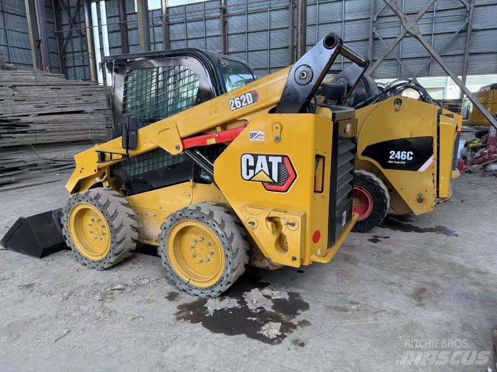 CAT 246C and 262D Šmykom riadené nakladače
