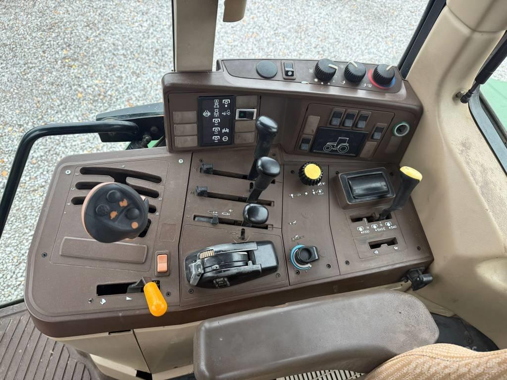 John Deere 6910 Traktory