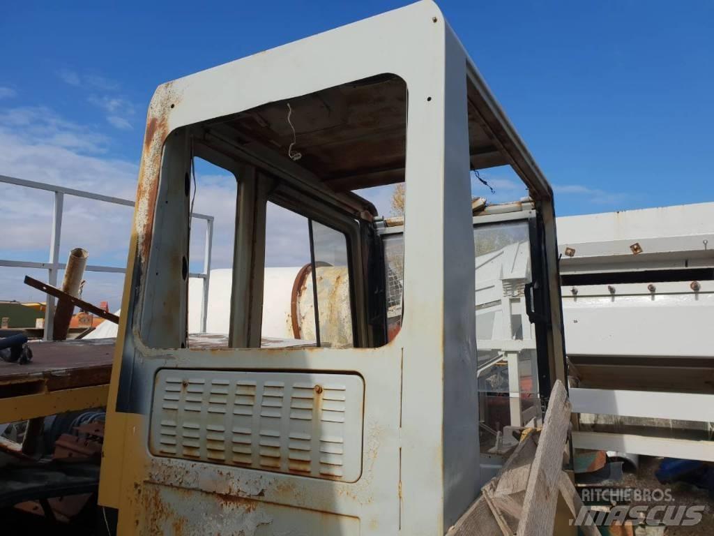 CAT 320B ali 320 Kabíny a interiér