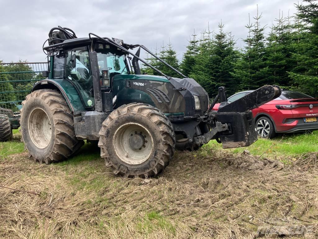 Valtra T 213 V Lesné traktory