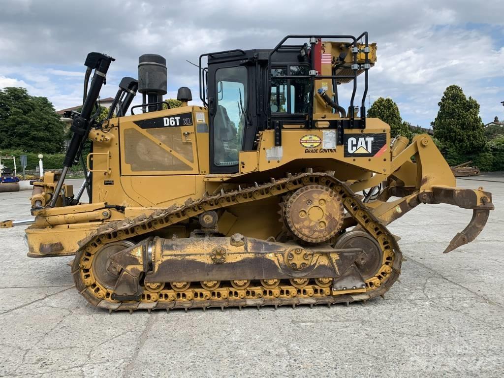 CAT D 6 T XLVP Pásové dozéry