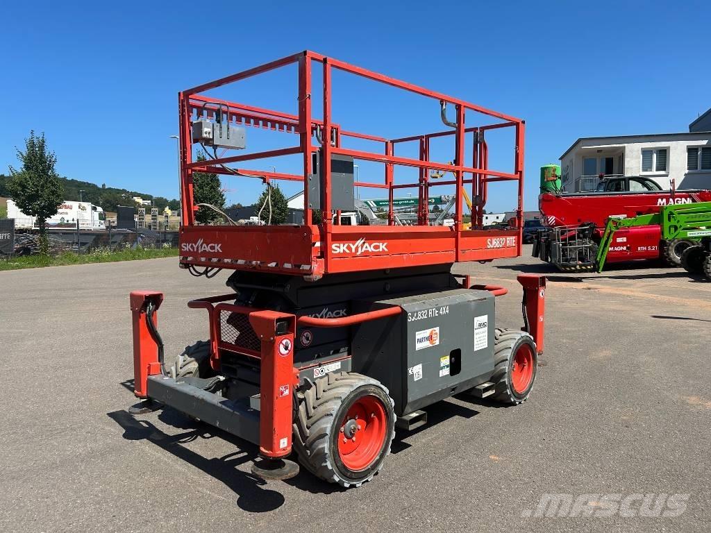 SkyJack SJ 6832 RTE Nožnicové zdvíhacie plošiny