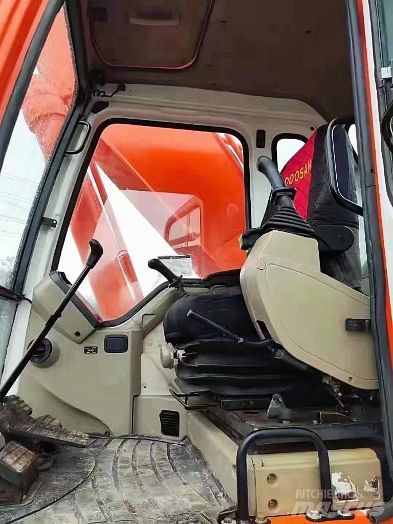 Doosan 300 Pásové rýpadlá