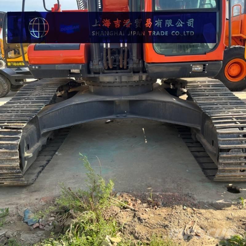 Doosan DX 300 Pásové rýpadlá