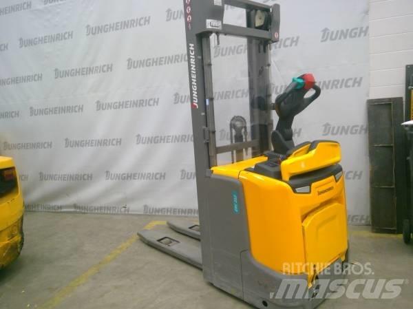 Jungheinrich ERC 212 Samohybné vozíky