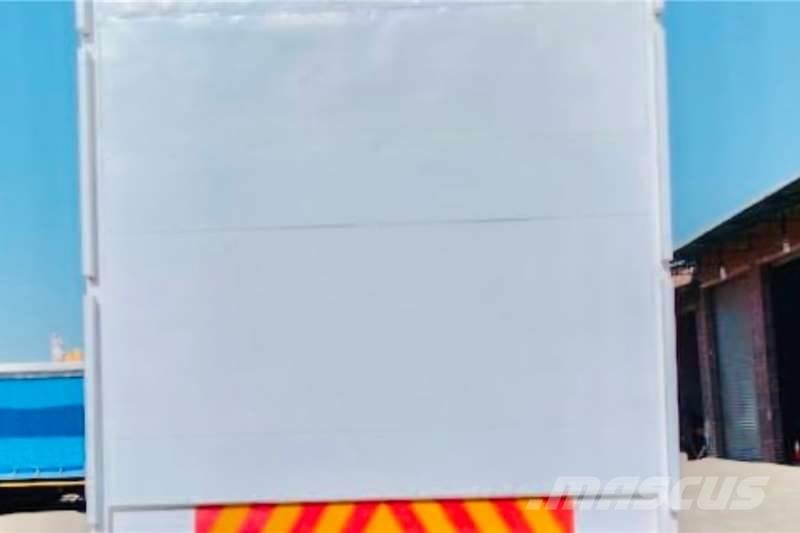  Custom Curtainside Ďalšie prívesy