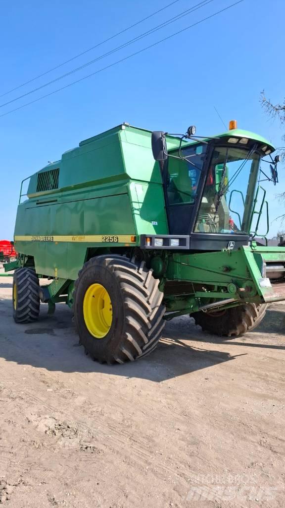 John Deere 2256 Kombinované zberacie stroje