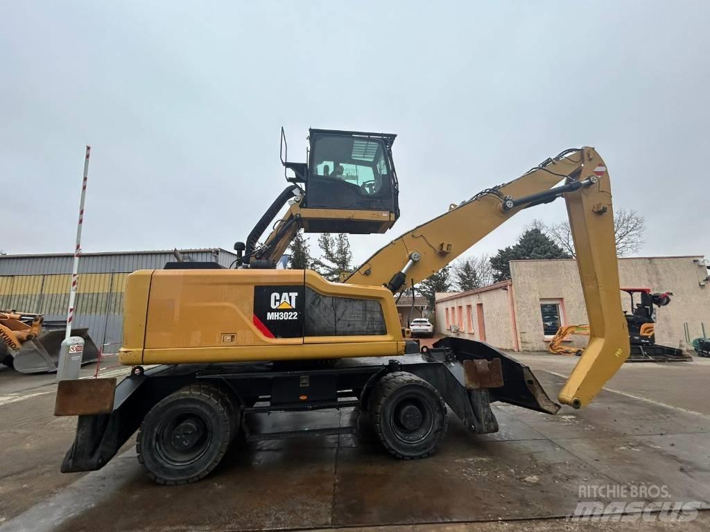 CAT MH3022 Kolesové rýpadlá