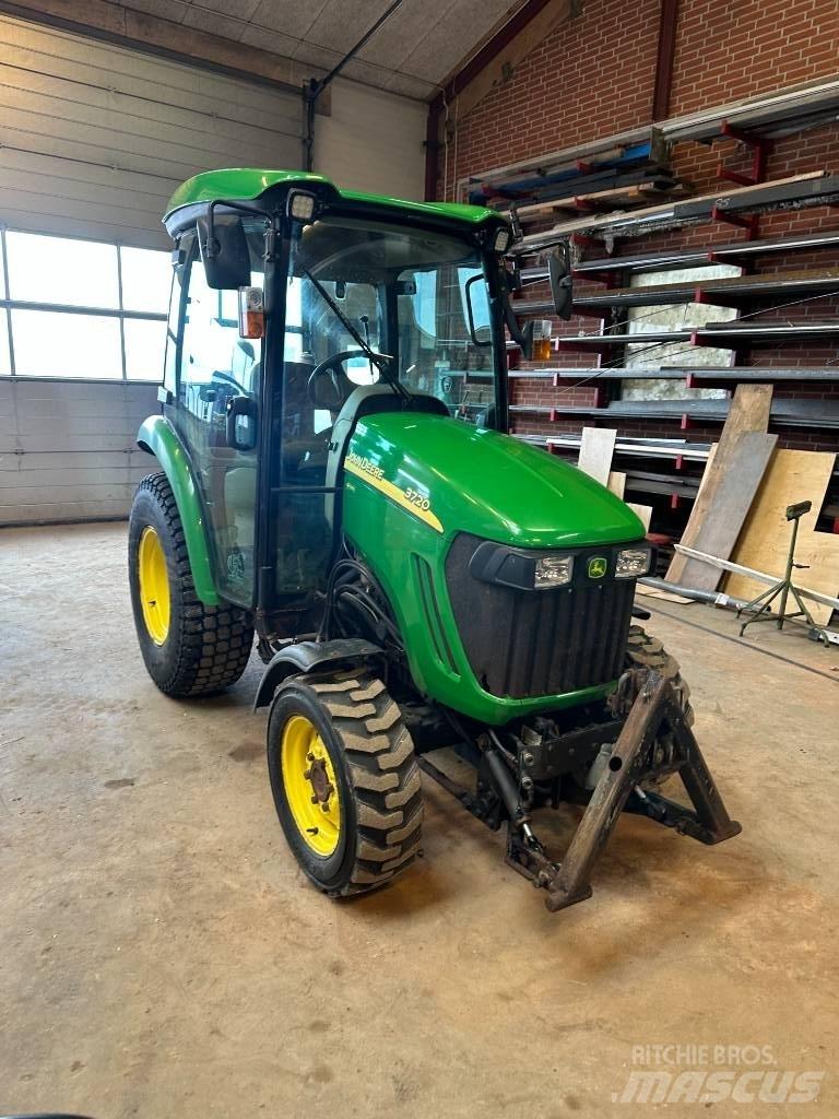 John Deere 3720 Traktory