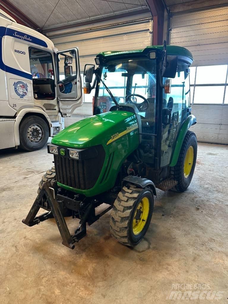 John Deere 3720 Traktory