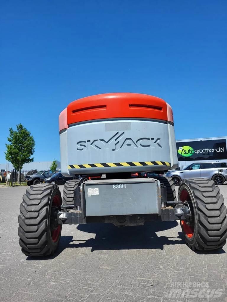 SkyJack SJ 46AJ Kĺbové plošiny