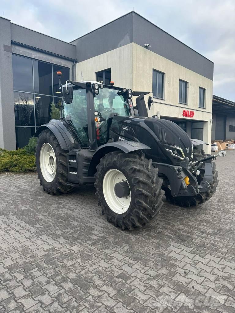 Valtra T 235 Traktory