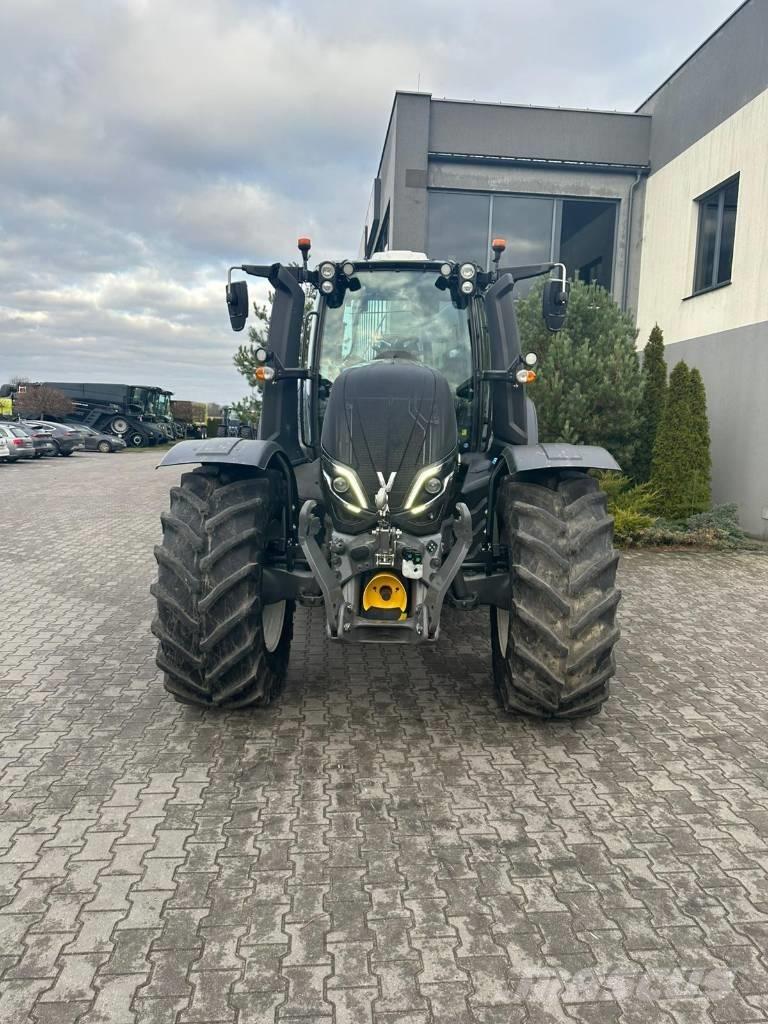 Valtra T 235 Traktory