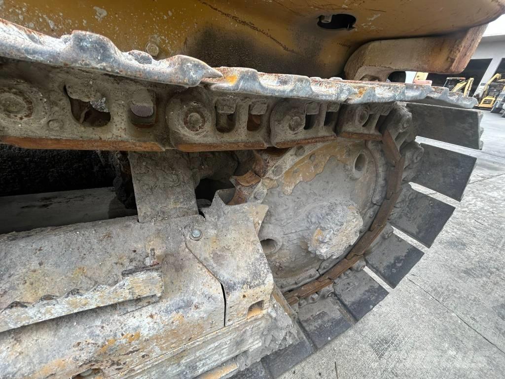 CAT D 3 C III Pásové dozéry