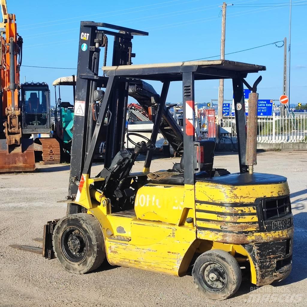 CAT DP 25 Dieselové vozíky