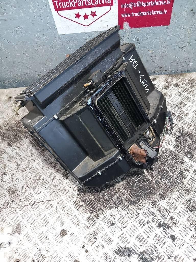 Volvo FH 12    21318095 Kabíny a interiér