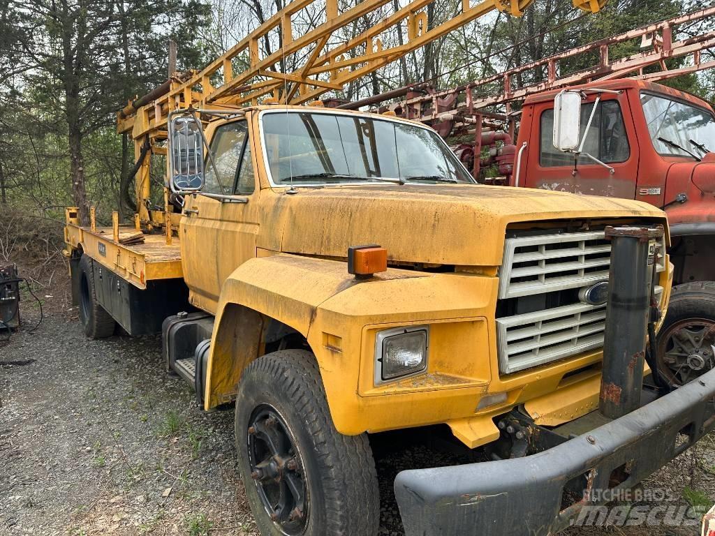 Ford F 700 Plošinové nákladné automobily/nákladné automobily so sklápacími bočnicami