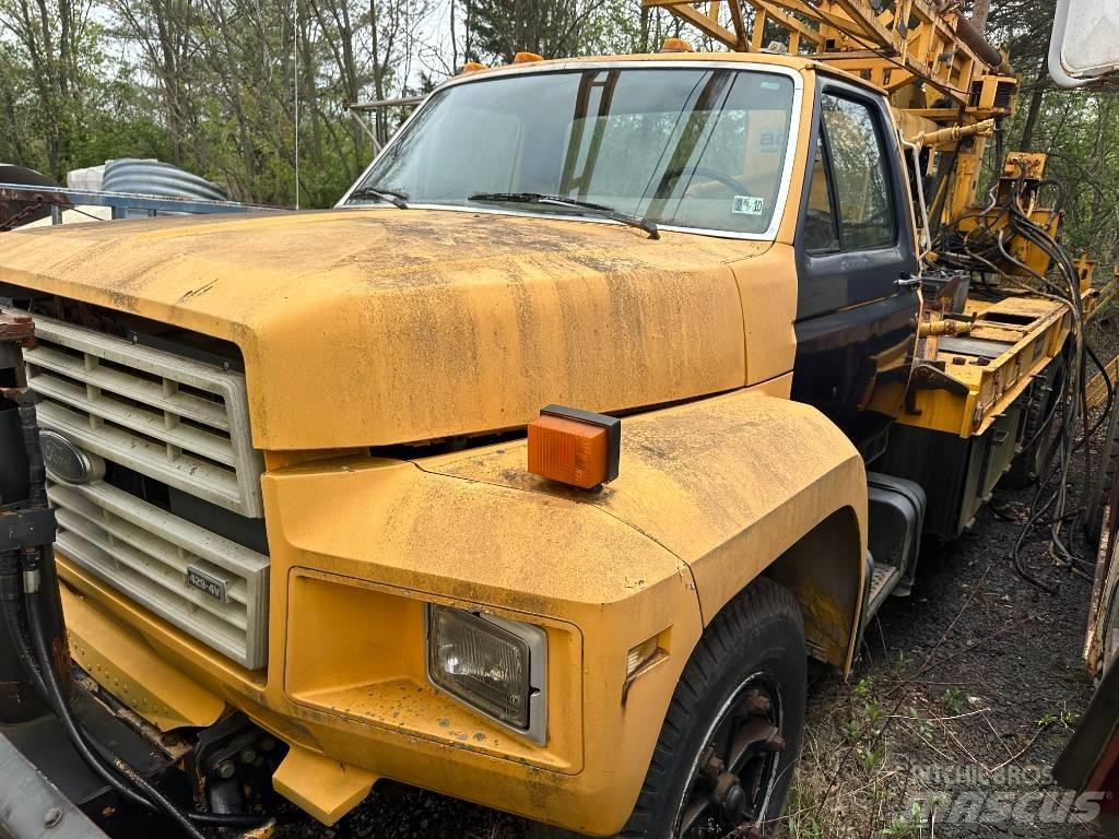 Ford F 700 Plošinové nákladné automobily/nákladné automobily so sklápacími bočnicami