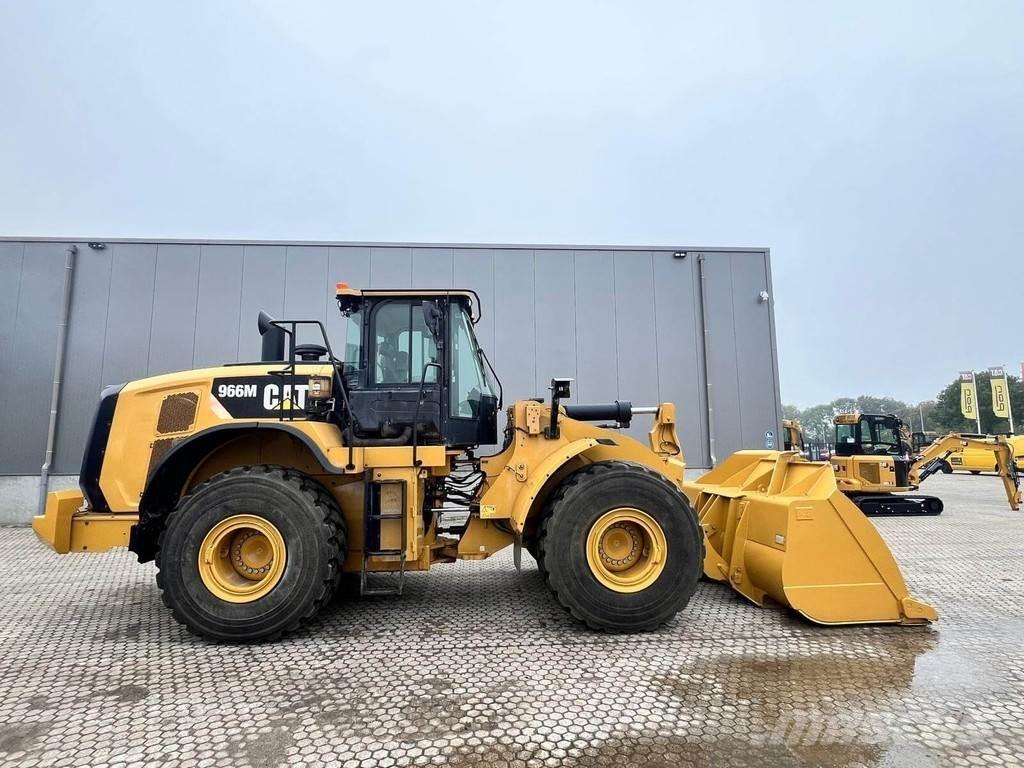 CAT 966M Kolesové nakladače