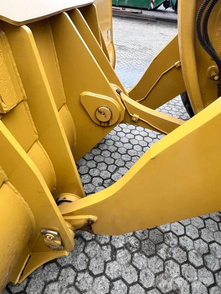CAT 966M Kolesové nakladače