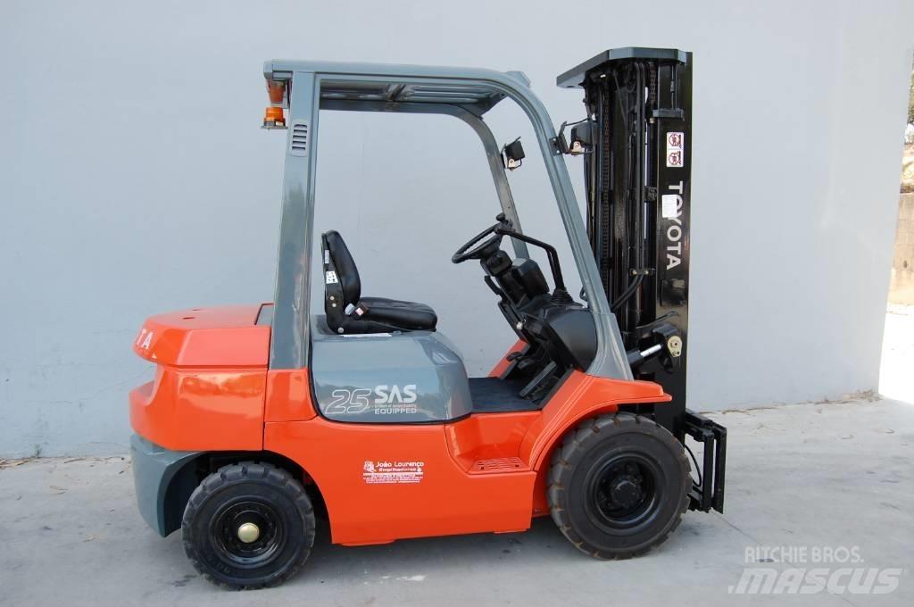Toyota 7 FD 25 Dieselové vozíky