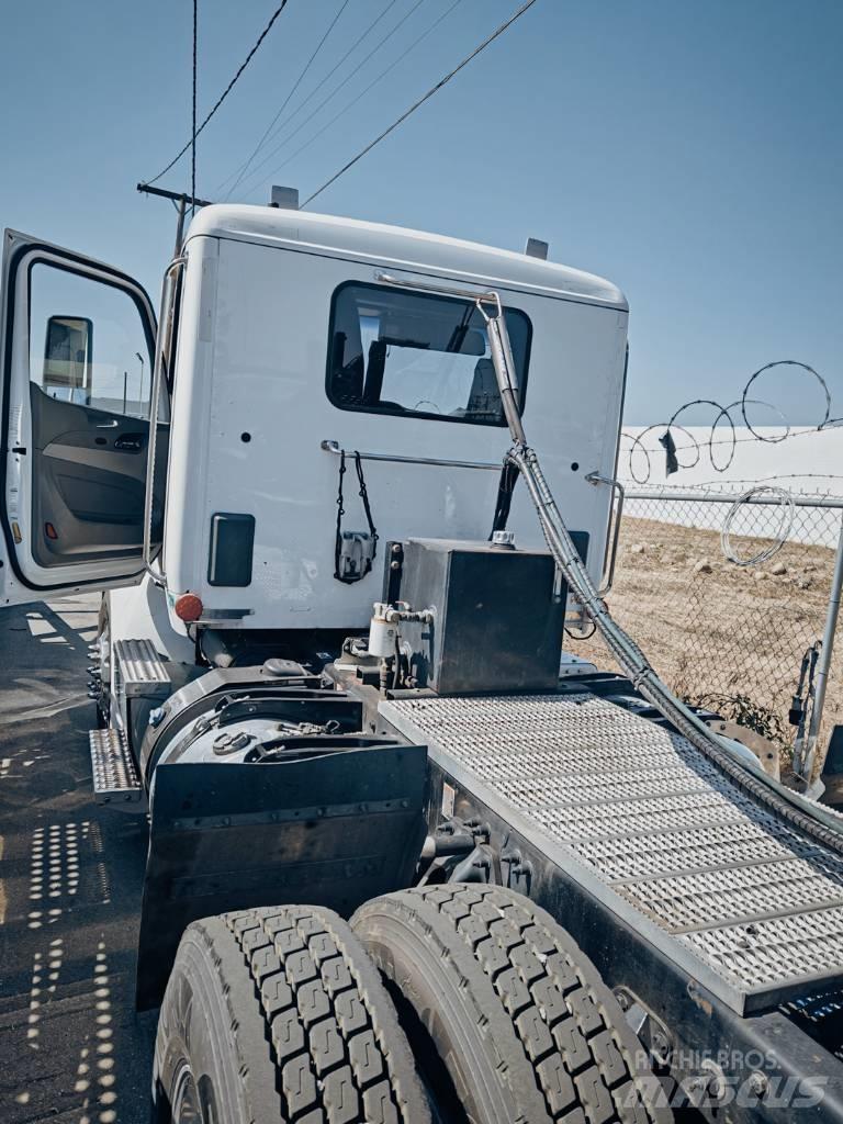 Peterbilt 579 Nákladní vozidlá na prepravu automobilov