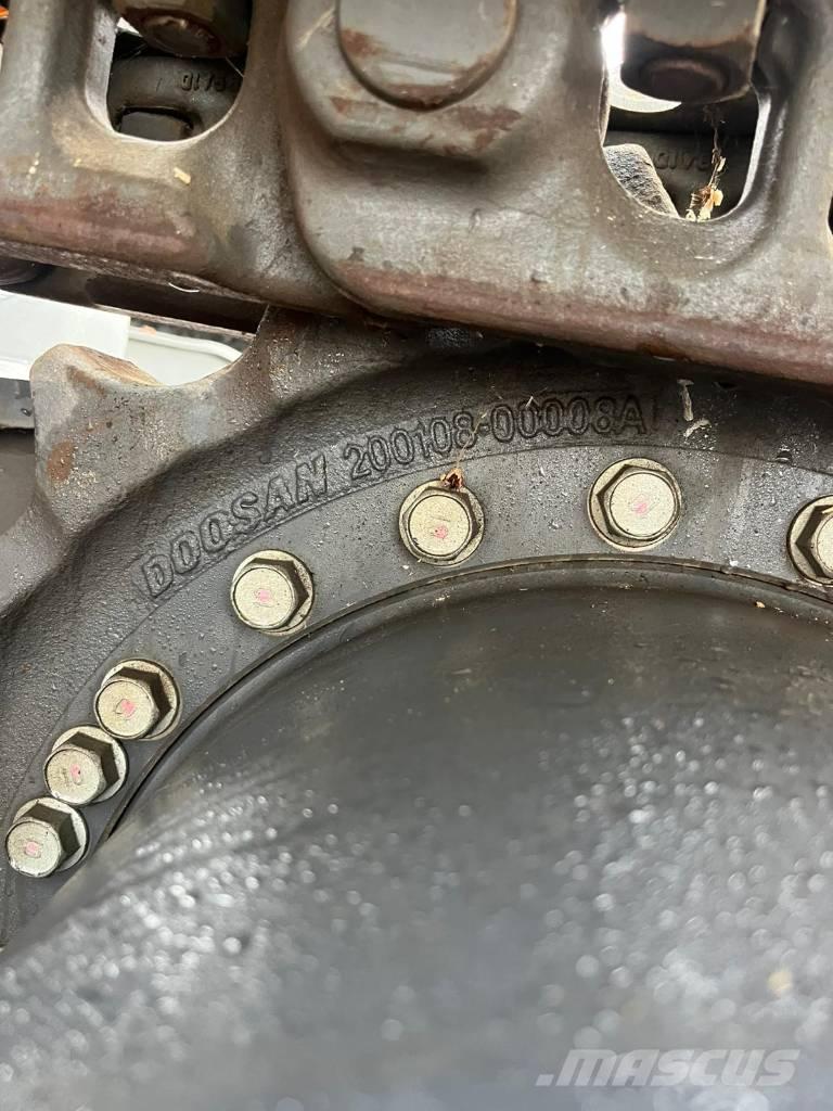 Develon DX 225 LC-7 Pásy, reťaze a podvozok