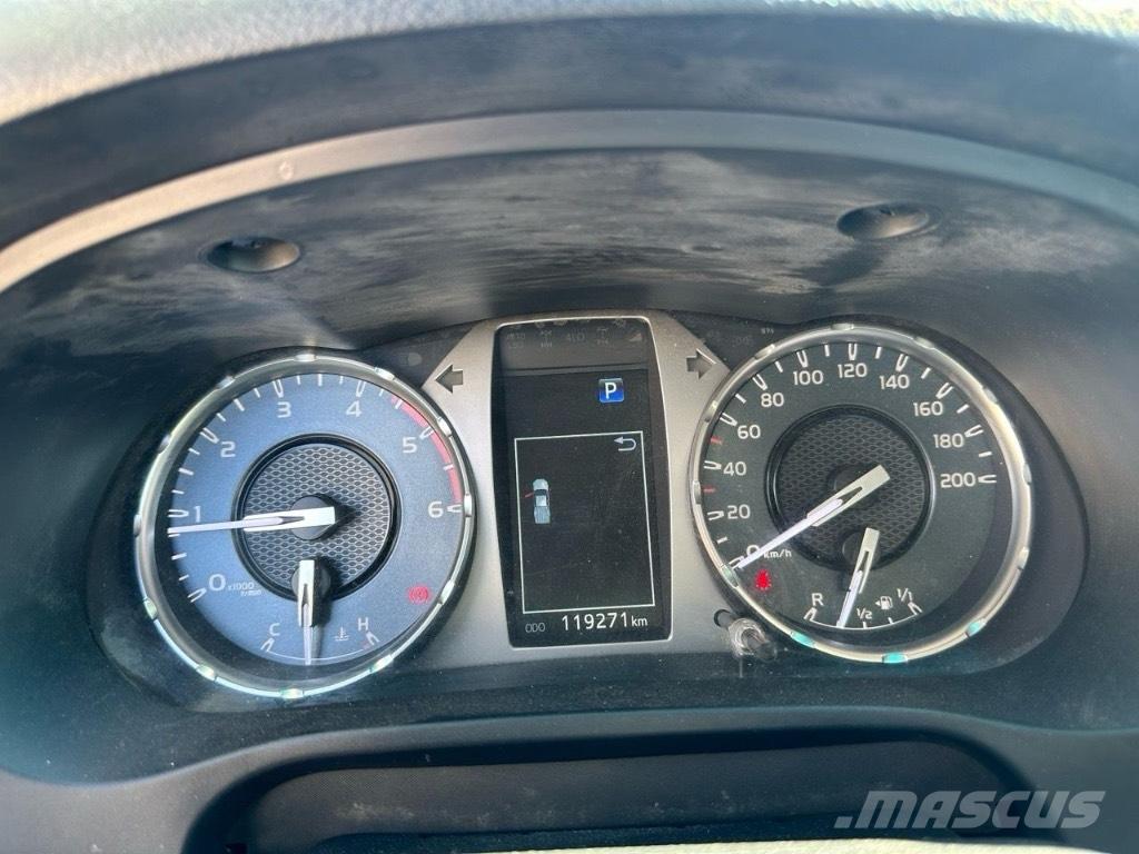 Toyota Hilux Automobily