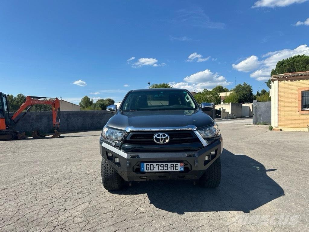 Toyota Hilux Automobily