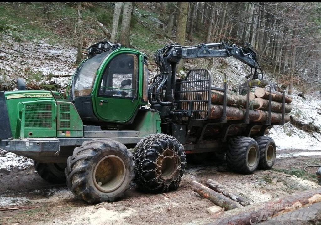 John Deere 1110 E Lesné traktory
