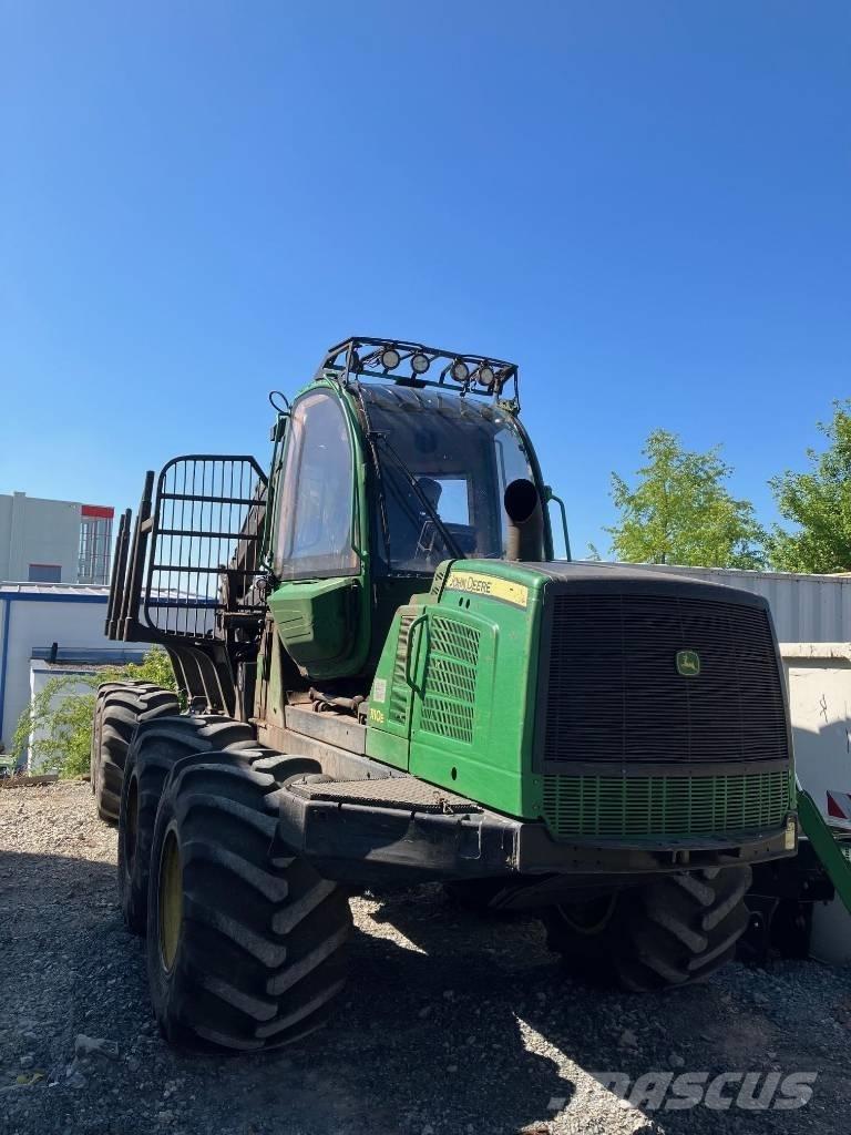 John Deere 1110 E Lesné traktory