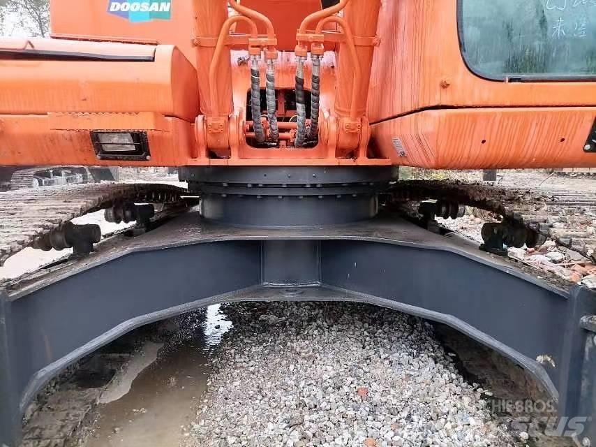 Doosan 225 LC-9 Pásové rýpadlá