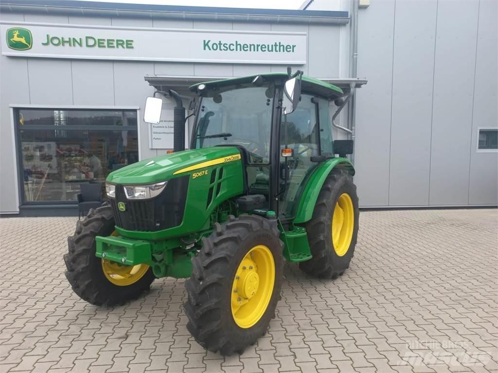 John Deere 5067E Traktory