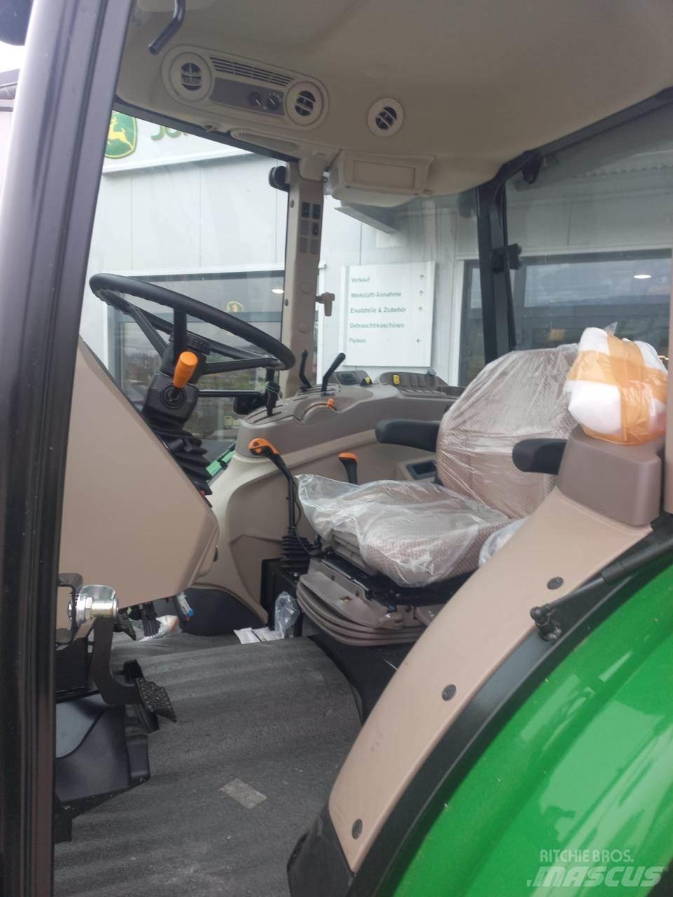 John Deere 5067E Traktory