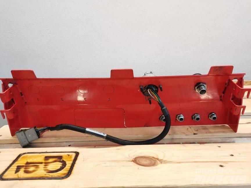 Manitou MLT shield Kabíny a interiér