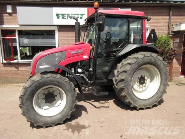 Valtra A93 HITECH Traktory