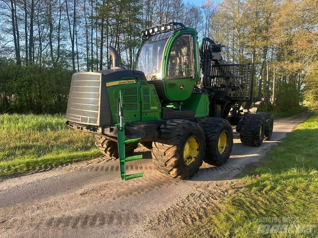 John Deere 1210 E Lesné traktory