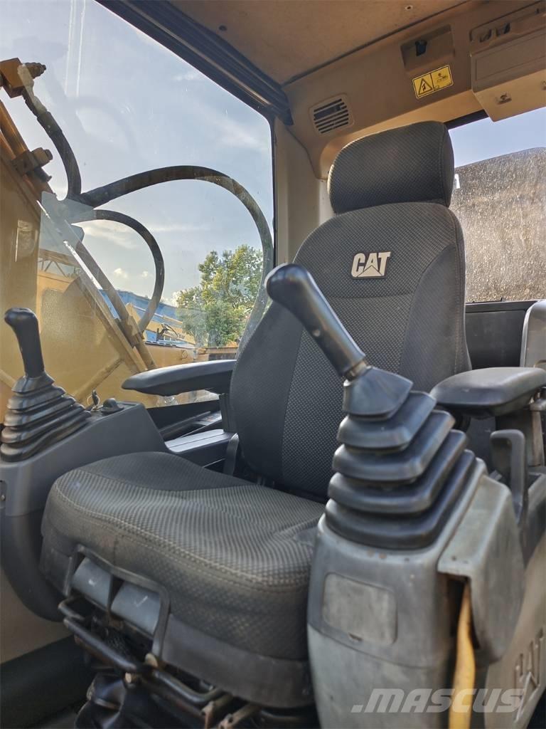 CAT 320 D Pásové rýpadlá