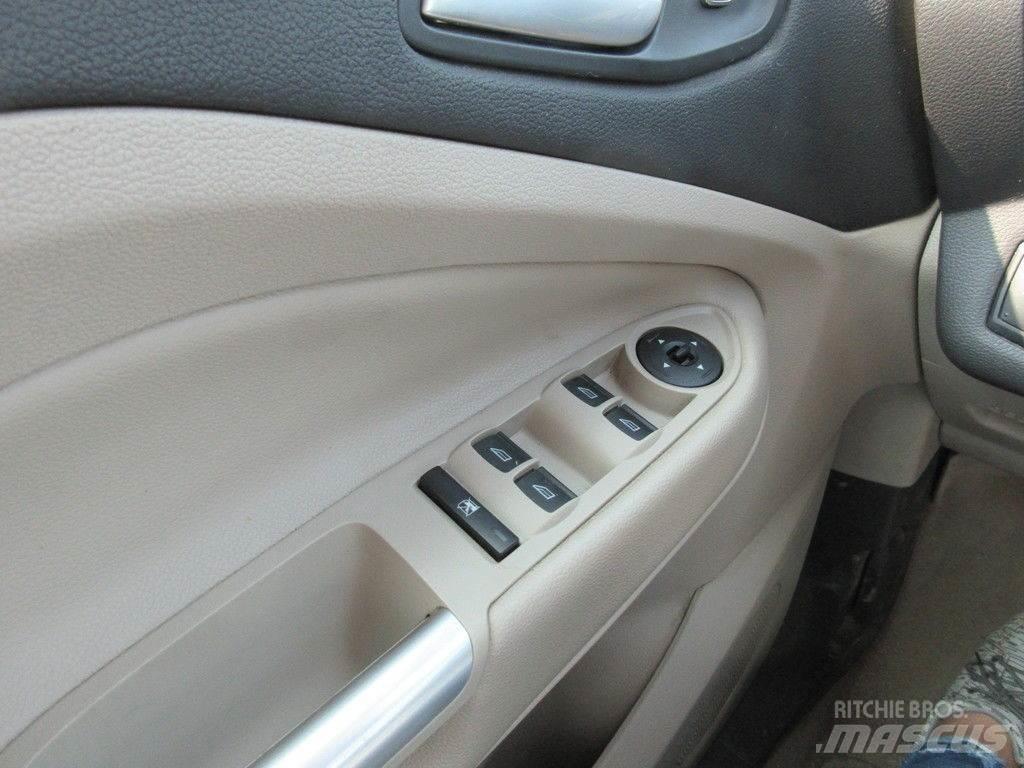 Ford Escape Automobily