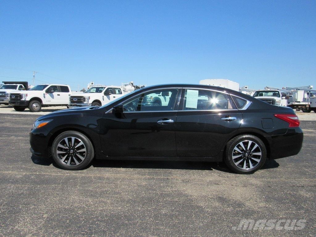 Nissan Altima Automobily