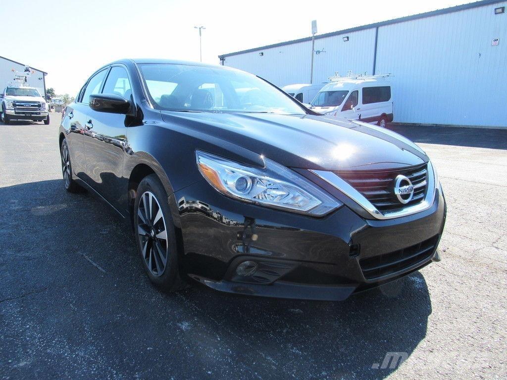 Nissan Altima Automobily