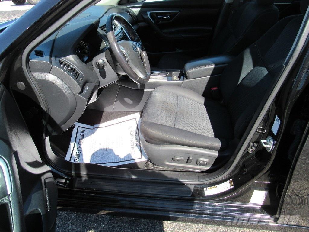 Nissan Altima Automobily