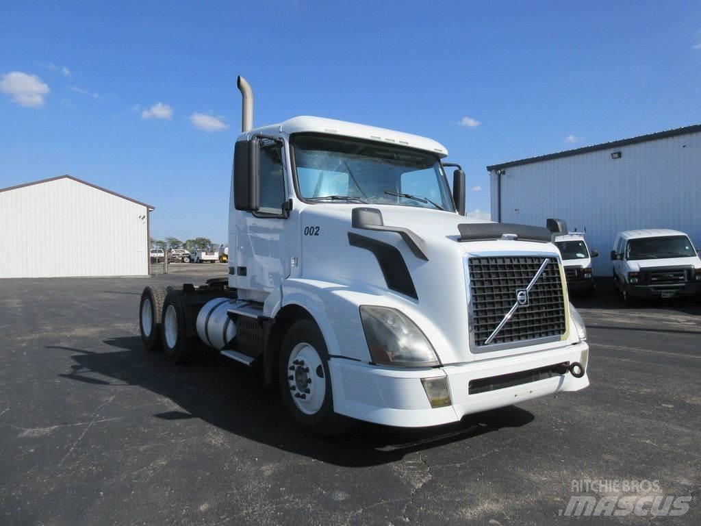 Volvo VNL64 Plošinové nákladné automobily/nákladné automobily so sklápacími bočnicami