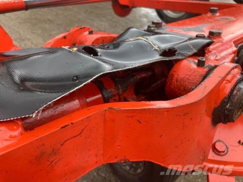 Kuhn GF 8702 T Obracače a zhrabovače sena