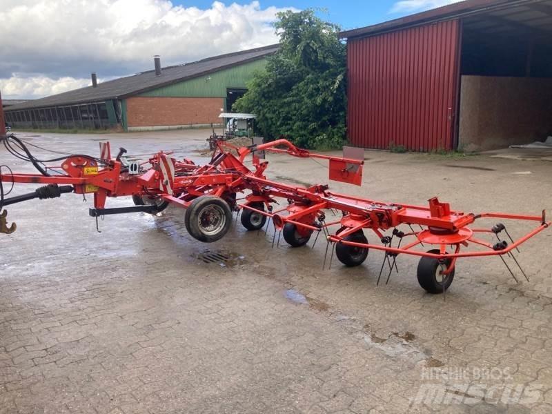Kuhn GF8702T Obracače a zhrabovače sena