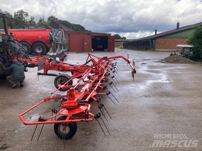 Kuhn GF8702T Obracače a zhrabovače sena