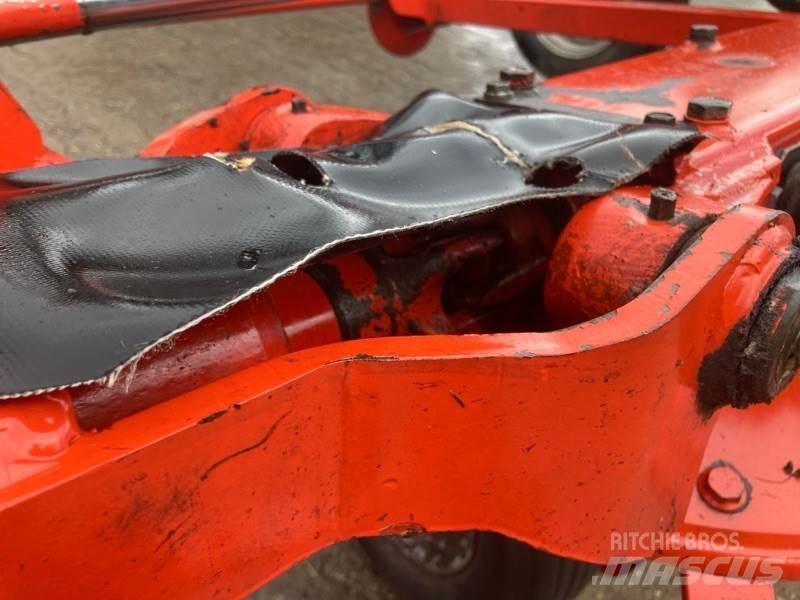 Kuhn GF8702T Obracače a zhrabovače sena