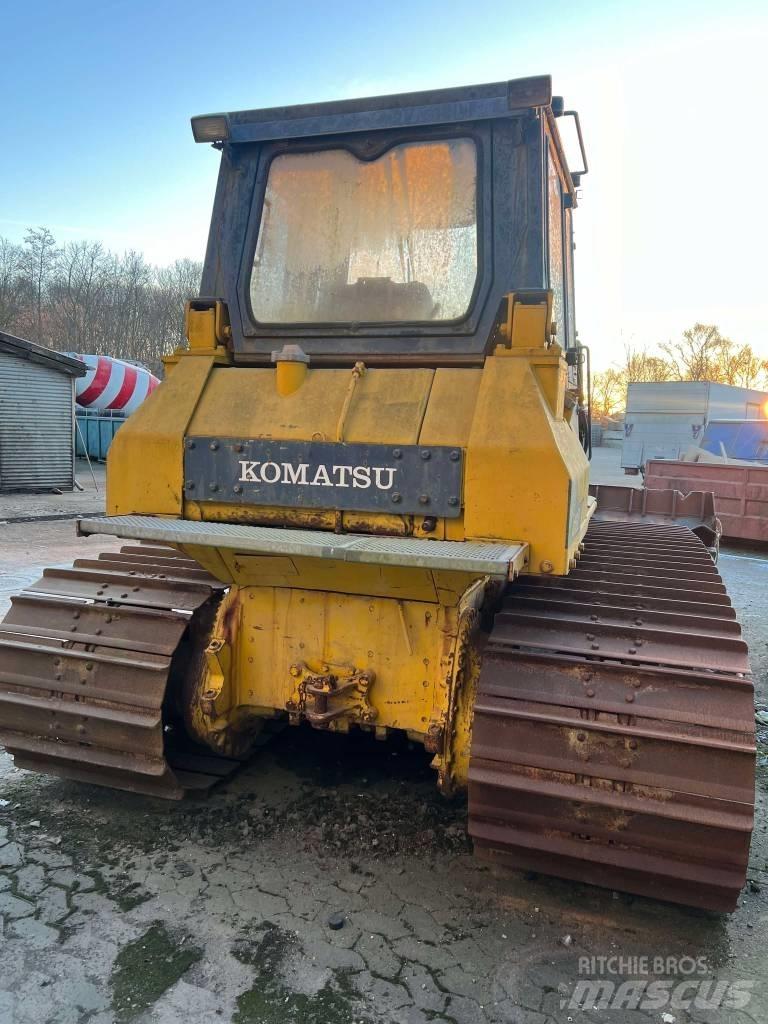 Komatsu D 65 P Pásové dozéry