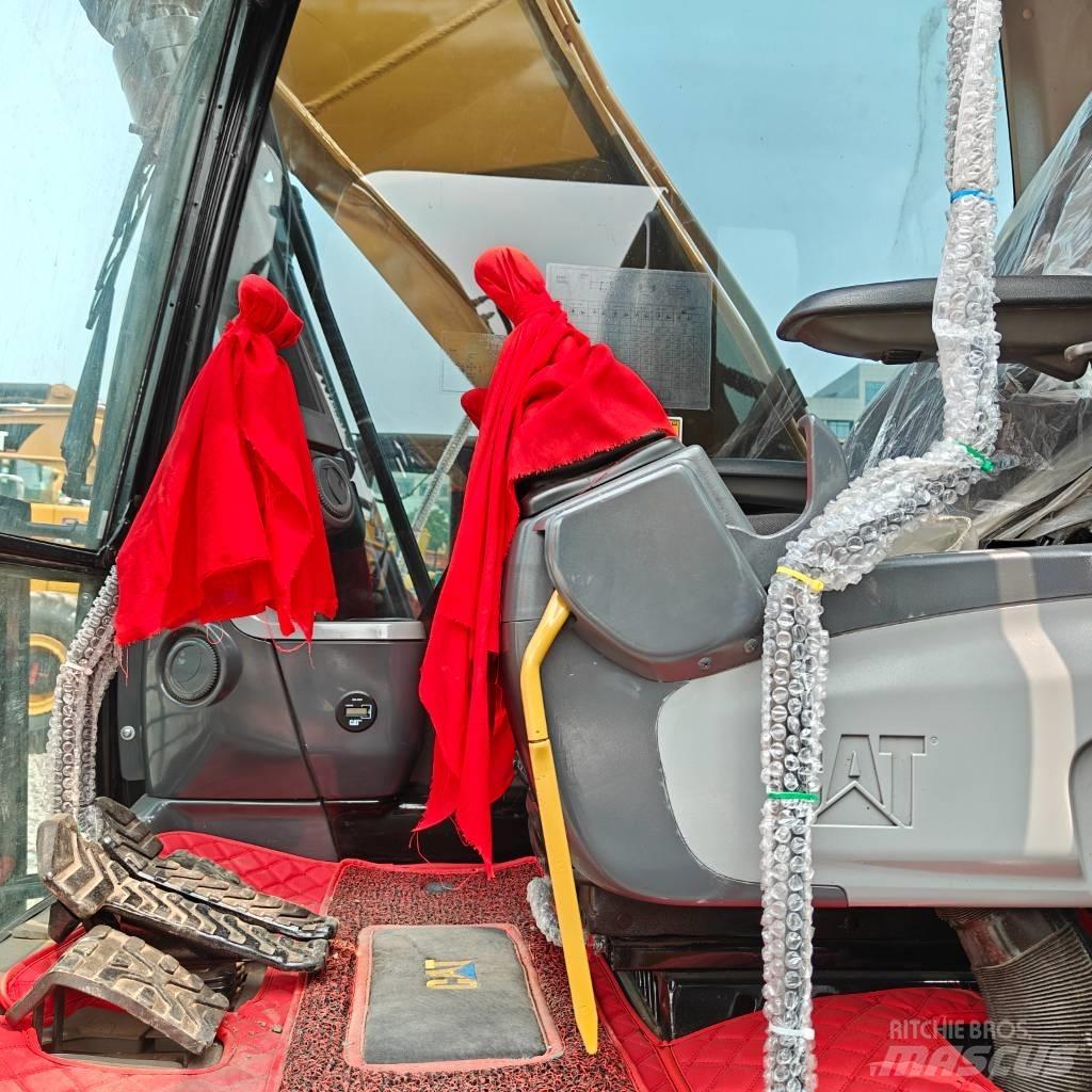 CAT 323D Pásové rýpadlá